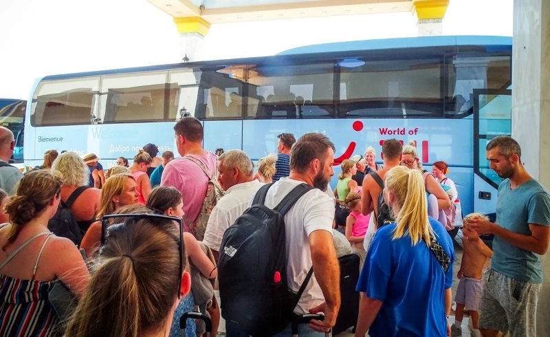 «Φίσκα» από τουρίστες το αεροδρόμιο της Ρόδου – Σοκαρισμένοι από τη φωτιά τήν εγκαταλείπουν κατά χιλιάδες